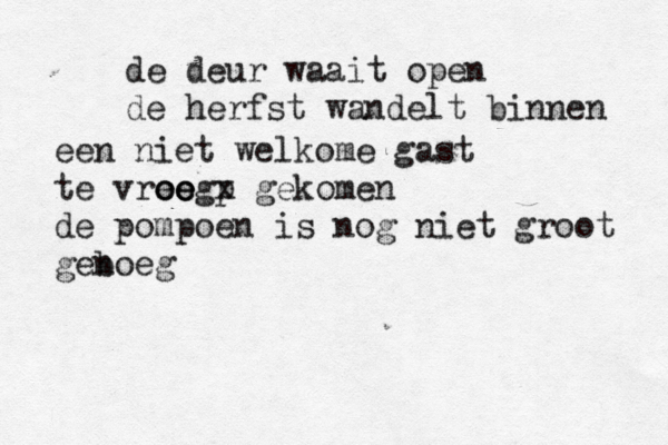de deur waait open de herfst wandelt binnen een niet welkome gast te vreogp oe oe x gekomen de pompoen is nog niet groot geb noeg