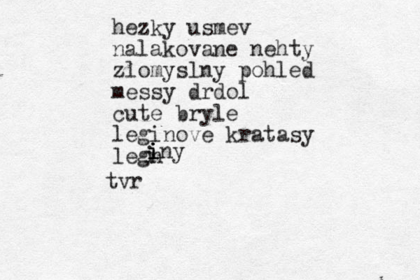 hezky usmev nalakovane nehty zlomyslny pohled messy drdol cute bryle leginove kratasy leg n i i i i iny tvr 