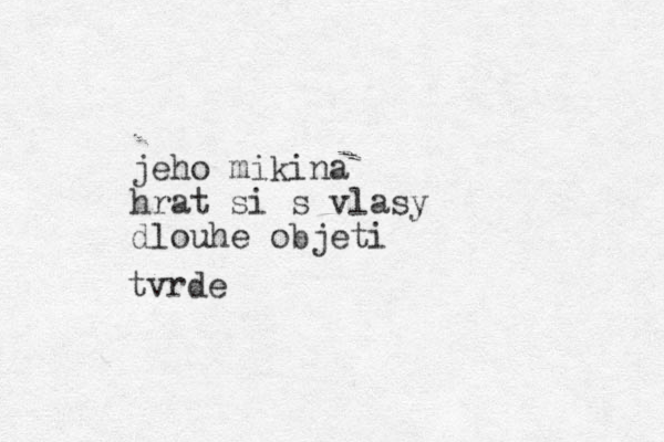 jeho mikina hrat si s vlasy dlouhe objeti tvrde