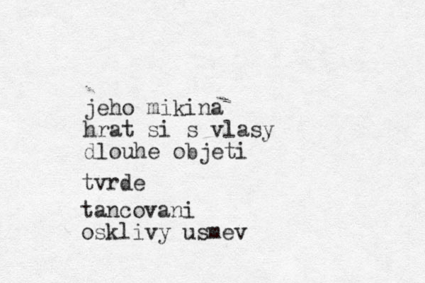 jeho mikina hrat si s vlasy dlouhe objeti tvrde tancovani osklivy usmev