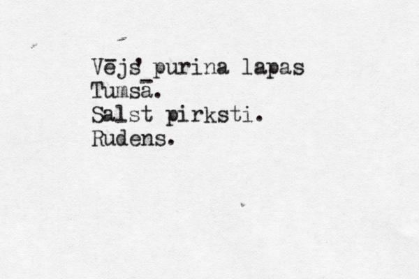 Vejs purina lapas Tumsa. Salst pirksti. Rudens. - , -