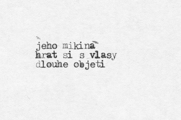 jeho mikina hrat si s vlasy dlouhe objeti 